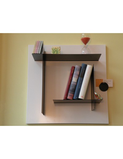 Vit modulär bokhylla med svarta hyllor
