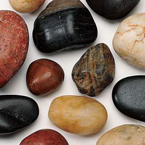 Pedras naturais lisas pretas.